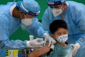 一名男童接受新冠疫苗注射。（示意圖：互聯網）