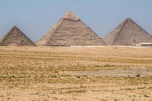 埃及吉薩金字塔群全景。（圖：互聯網）