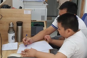 家長輔導子弟在線學習。