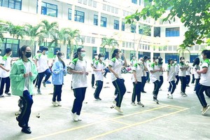 本市學生在校園做體操仍遵守 5K 防疫原則。