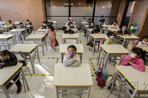 圖為新冠疫情下學校恢復線下授課。 1月31日攝於哥倫比亞波哥大。（圖：共同社）