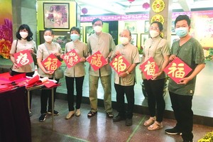 各華人書畫家參加壬寅年迎春美術展。