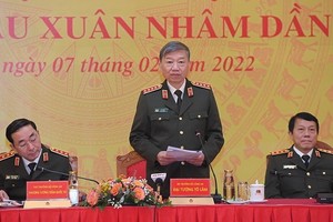 公安部長蘇霖（中）在會上發言。（圖：公安部）