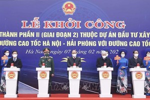 國家主席阮春福（中）出席河內-海防高速公路與求曳-寧平高速公路之間銜接陸路投建項目的第二成份(第二階段)項目動工儀式。（圖：越通社）