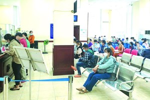 許多民眾到國家機關辦手續