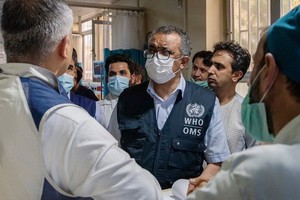 世衛組織總幹事譚德賽(中)在阿富汗喀布爾的一家國立醫院向醫護人員發表講話。（圖：WHO）