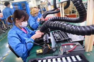 在新順加工出口區 Vexos 公司工作的勞工。（圖：光定）