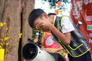 慶榮小學校學生在由芽莊STEAM組開展的體驗科學計劃中通過天文設備觀看天空。