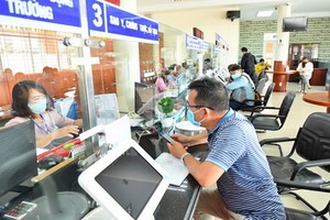 守德市幹部、公務員為民辦理行政手續。