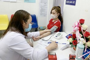 接種前醫護人員給民眾進行臨床診病。