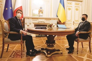 法總統馬克龍（左）在基輔與烏總統澤連斯基舉行會談。（圖：AFP）