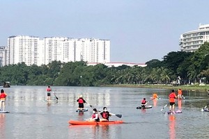 划槳板運動吸引眾多青年參加。