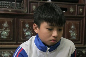 機智的何功明德。