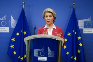 2月8日，歐盟委員會主席馮德萊恩在比利時布魯塞爾的歐盟委員會總部就歐盟《芯片法案》發言。（圖：新華社）