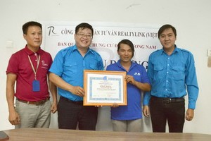 2019年5月，在平盛郡一棟公寓打掃衛生時拾到7400美元的阮玉賢（右二） 在向失主歸還款項後獲得表彰。