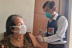 醫護人員上門為一名老大娘施打新冠疫苗。（圖：海燕）