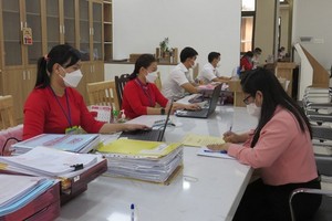 前往第十一郡人委會接收卷宗和退還結果部分辦理行政手續的民眾。