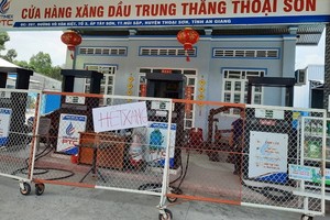 圖為安江省話山縣弩拾鎮的一家加油站掛著燃油告罄暫停服務的告示。