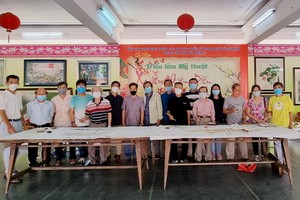 華人畫家合繪「福滿乾坤春滿園」。