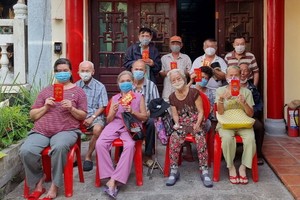 福建高齡鄉親及孤寡長者領取禮物後合影。