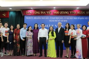 市委書記阮文年與各藝人合照。