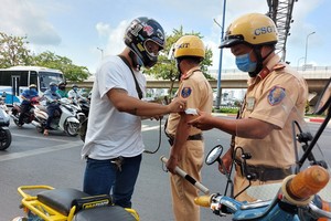 執勤中的交警力量。