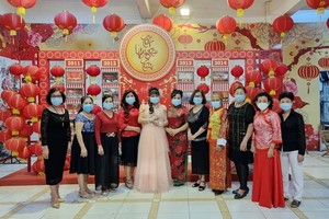 參加“月滿梨園”歌唱節目各藝人合影。