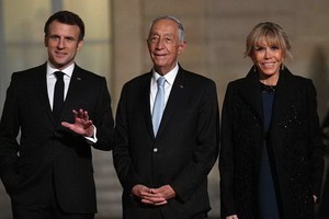 法國總統馬克龍（左）與夫人布麗吉特（右）在巴黎愛麗舍宮歡迎葡萄牙總統德索薩來訪。德索薩當天訪法並出席法國舉辦的“一個海洋”峰會。（圖：互聯網）