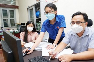 年輕黨員周明賢（中）與同事。