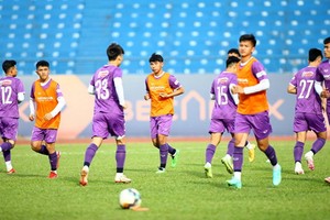 越南U23男足隊在平陽球場練習。（圖：明玉）