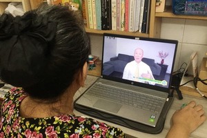 黎文飛介紹，學員只需隔著屏幕看他的額頭5分鐘，就能 獲得治療能源。