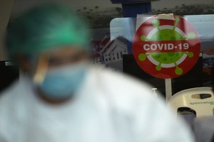 2021年7月9日，一名衛生工作者在泰國曼谷的一個疫苗接種點工作。（圖：新華社）