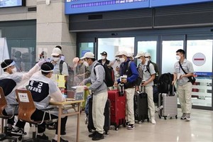 越南勞工辦理入境手續。