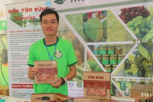 中小企業在越南優質產品協會舉辦的展會上推介當地特產。