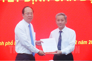 市委副書記阮胡海主持與頒授幹部委任《決定》書。（圖源：互聯網）