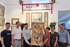 王少霞（左四）與家人向陳列室捐贈恩師陳章卿遺作。