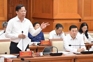 市人委會主席潘文邁（站）在會上發言。（圖：越勇）