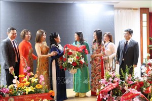 越南駐德國大使館代表向組委會贈送花籃。