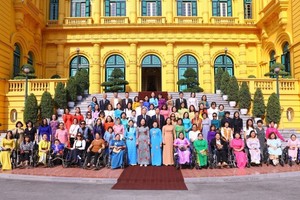 國家副主席武氏映春（前中）同殘疾婦女模範代表團在主席府前合影留念。（圖：范東）