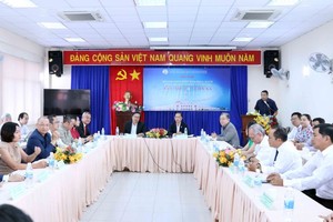 各代表在會議上交流。