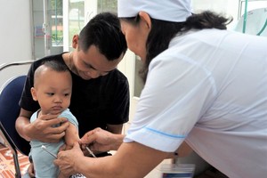 醫護人員在給一名寶寶接種疫苗。（圖：鸞陳）