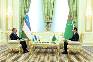 兩國總統討論進一步深化雙邊關係的問題。（圖：烏茲別克斯坦總統新聞處）