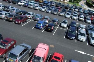 對於汽車在積存停車場時被偷零部件的情況，若車主可以用照片證明在汽車被偷前的狀況，則停車場主理人須負賠償責任。