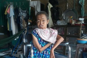 阮氏享中風後必須坐輪椅，生活不能自理。