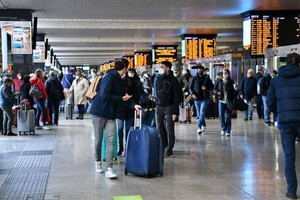 圖為4月1日，旅客走在意大利羅馬特米尼火車站內。（圖：新華社）