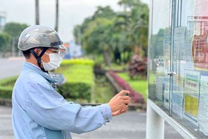 勞動者在新順出口加工區閱看招聘資訊。