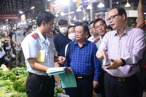 農業與農村發展部部長黎明歡日前凌晨視察平田集散市場。