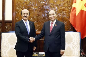 國家主席阮春福與卡塔爾駐越南特命全權大使穆罕默德‧伊斯梅爾‧艾馬德合影。（圖：VOV）