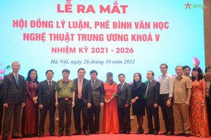 第五屆中央文學藝術理論與批評委員會全體成員亮相。（圖：人民軍隊報）