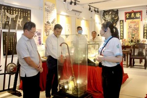 張國倫書記（左一）參觀“勝義傳承閣”。